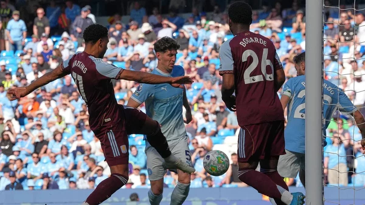 Players contesting the ball during Manchester City match Players contesting the ball during Manchester City match