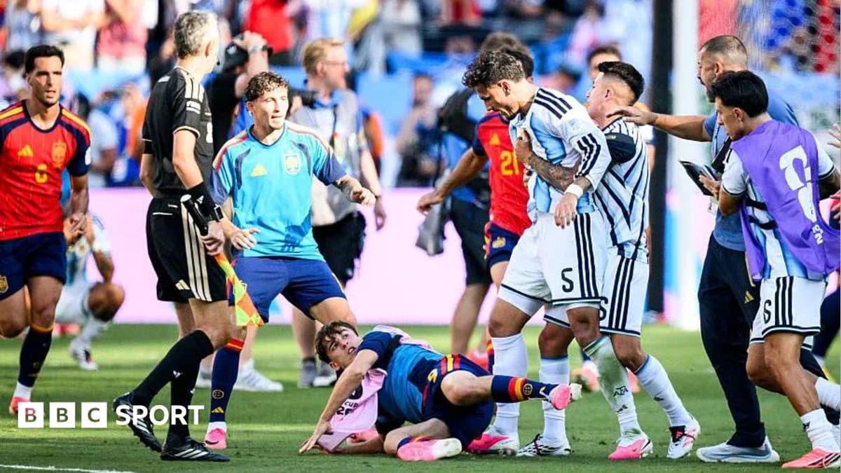 Players from Argentina and Spain arguing on the pitch Players from Argentina and Spain arguing on the pitch