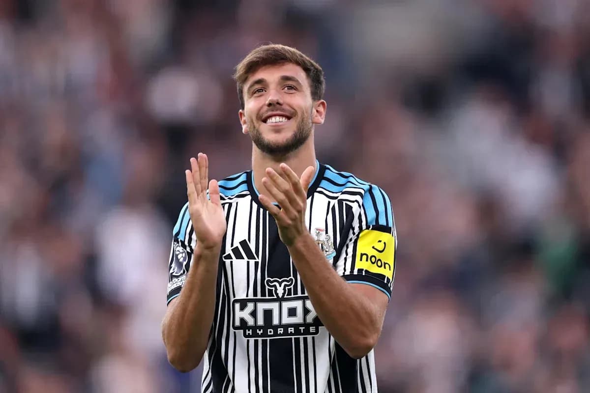 Player clapping while wearing Newcastle United jersey Player clapping while wearing Newcastle United jersey