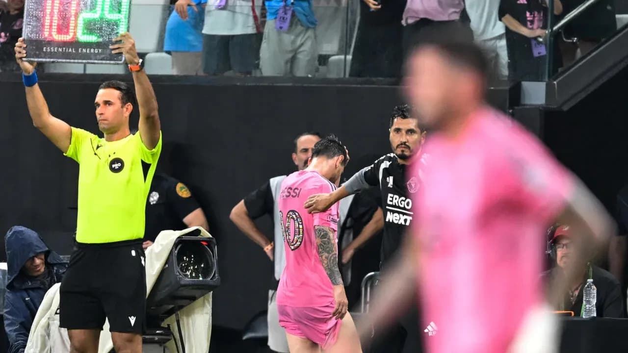 Substitution with player Messi leaving the field Substitution with player Messi leaving the field