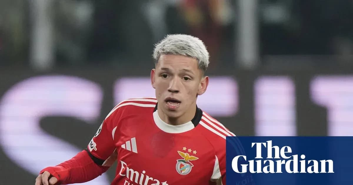 Benfica player in red kit during match action Benfica player in red kit during match action
