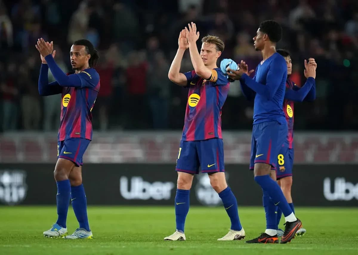 Barcelona players applauding fans after the match Barcelona players applauding fans after the match