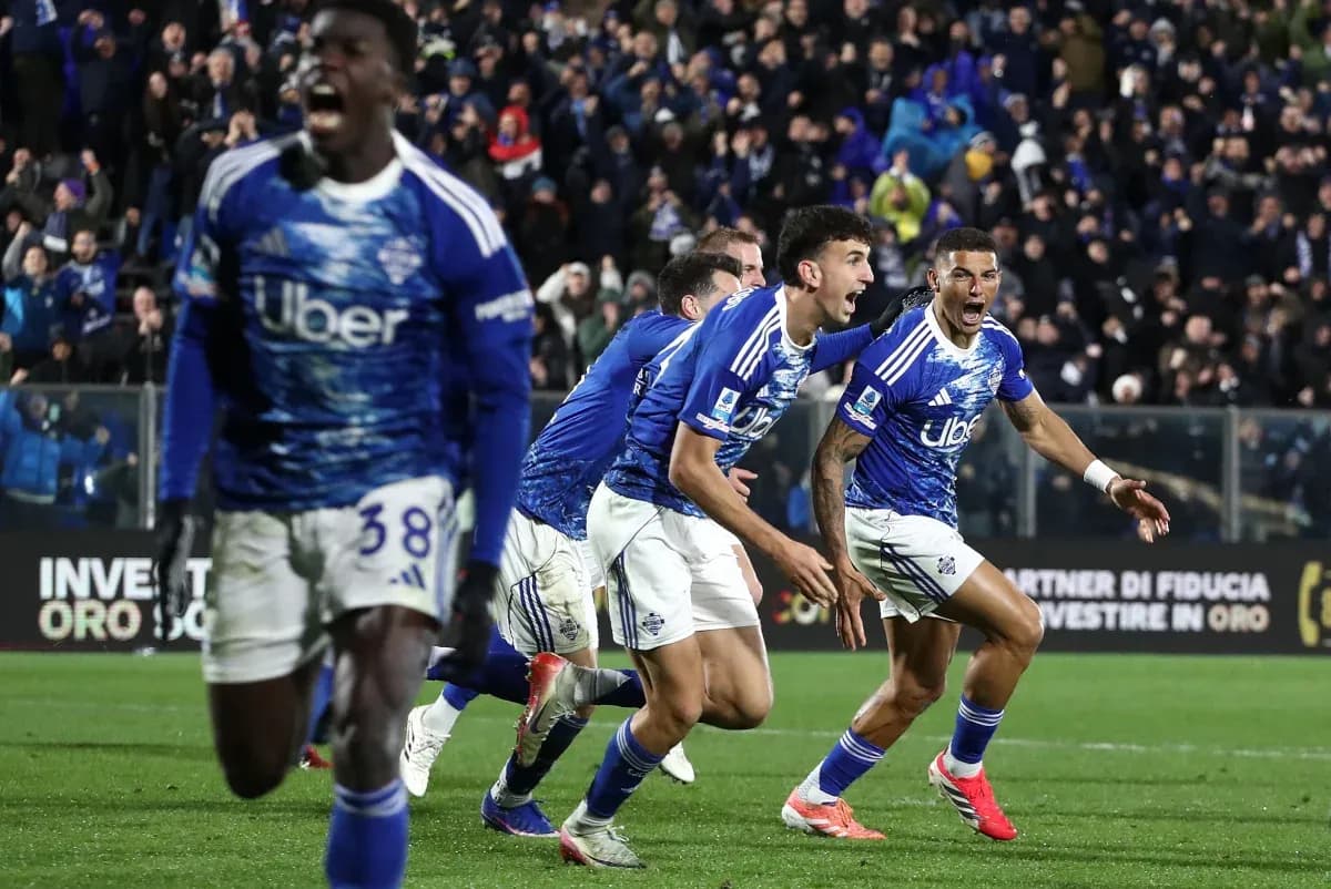 Como players celebrating a goal during match Como players celebrating a goal during match