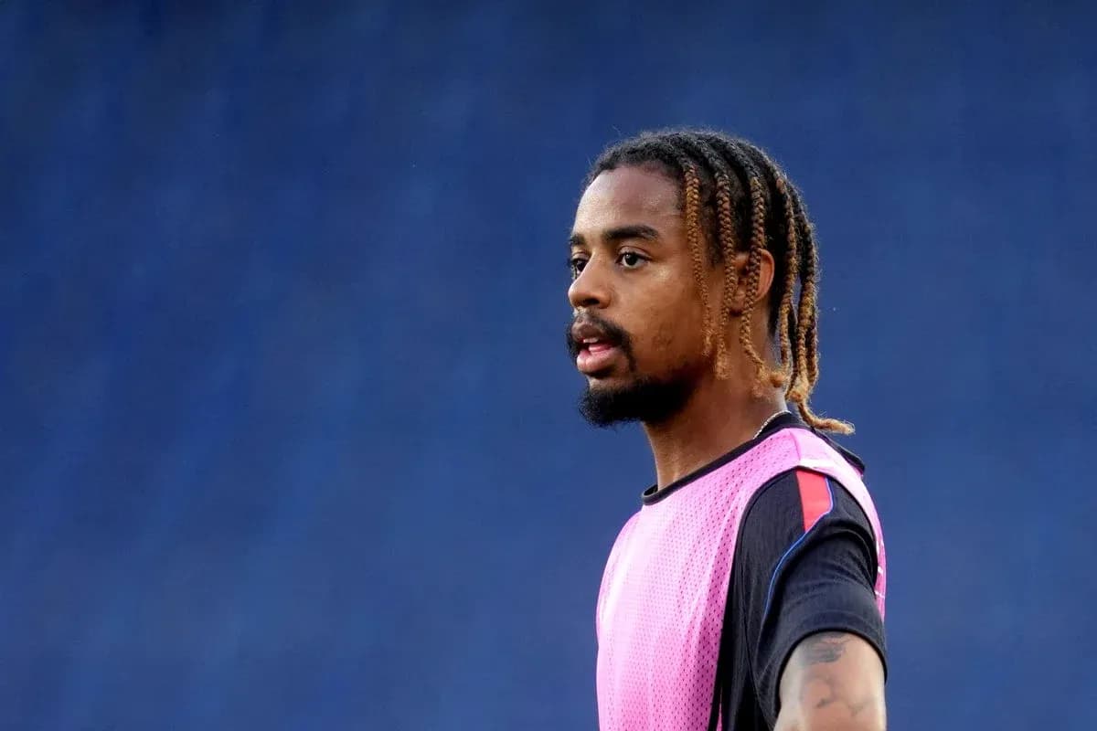 Player wearing a pink training vest on field Player wearing a pink training vest on field