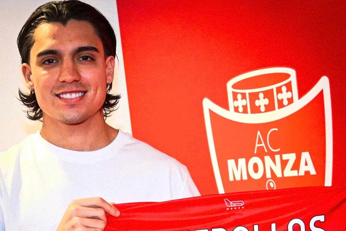 Player holding AC Monza scarf at presentation Player holding AC Monza scarf at presentation