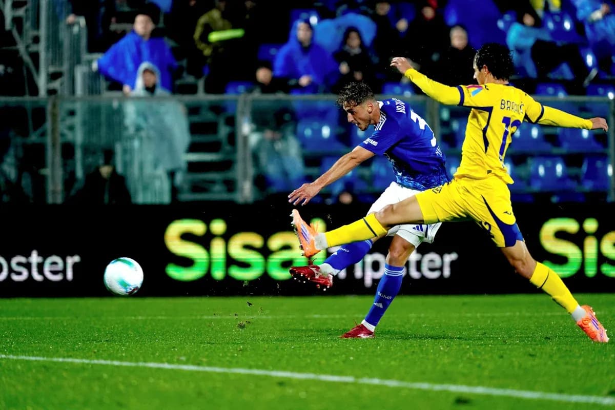 Player shoots during Hellas Verona vs Como match Player shoots during Hellas Verona vs Como match