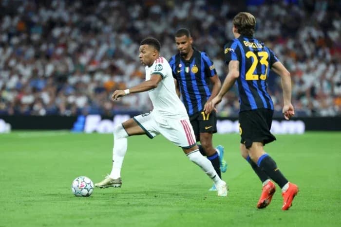 Mbappé dribbling past two defenders during match Mbappé dribbling past two defenders during match