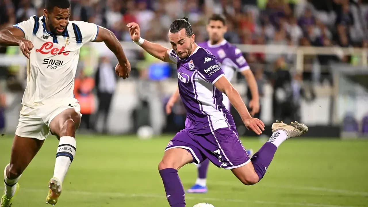 Fiorentina player shooting during Serie A match Fiorentina player shooting during Serie A match