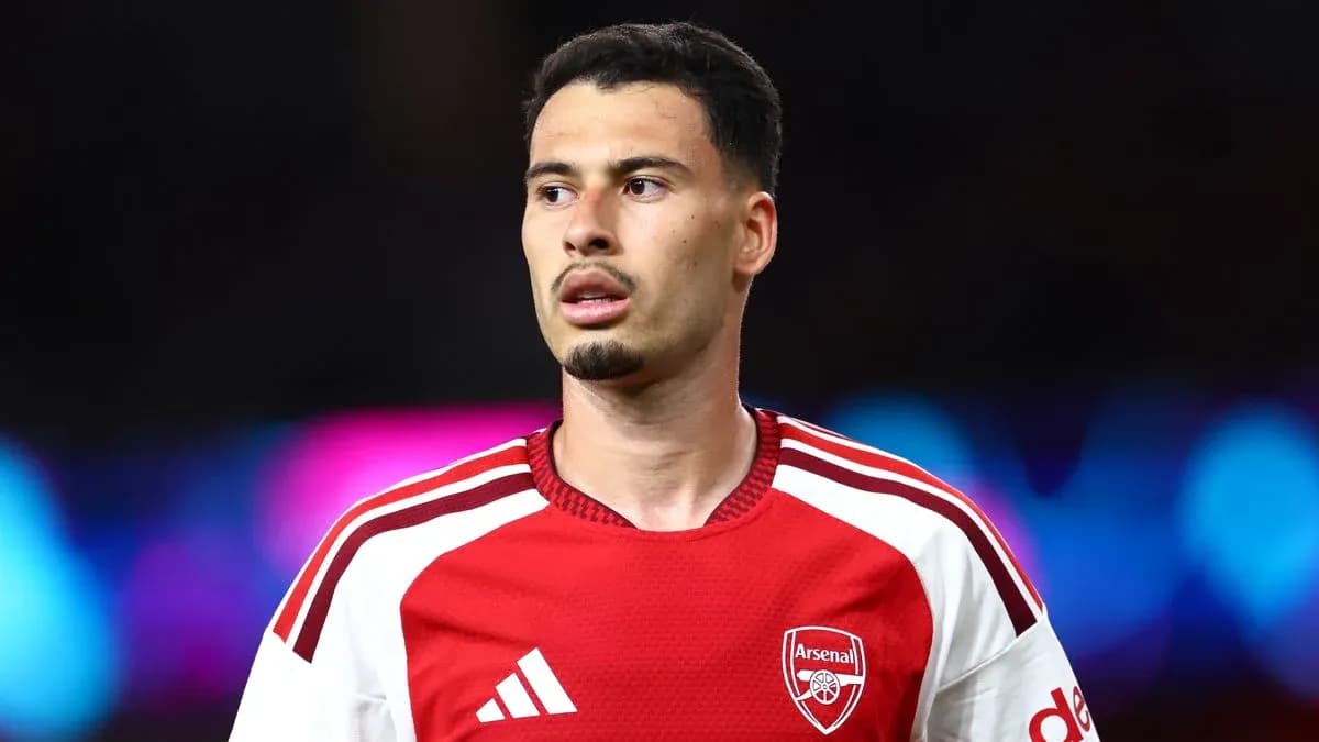Player wearing Arsenal jersey during match preparation Player wearing Arsenal jersey during match preparation
