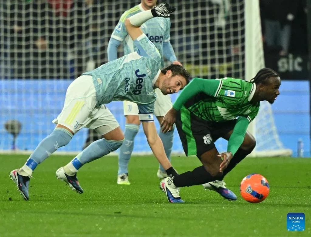 Sassuolo and Juventus players battling for the ball Sassuolo and Juventus players battling for the ball