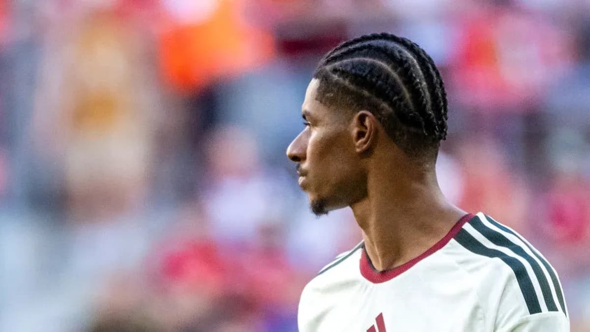 Player with braided hairstyle during match warm-up Player with braided hairstyle during match warm-up