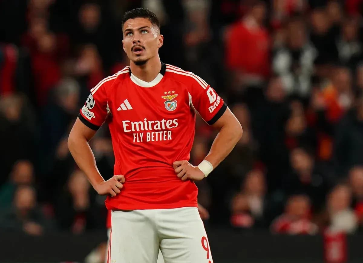 Benfica player looking up during a match Benfica player looking up during a match