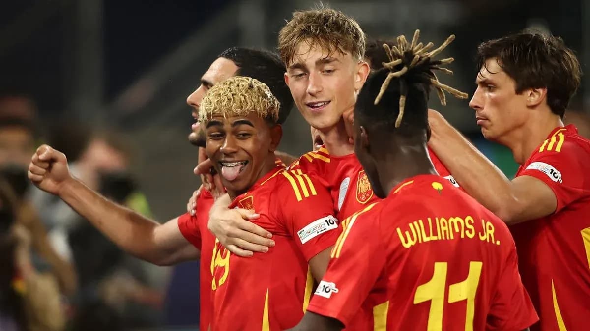 Spanish players celebrating a goal together Spanish players celebrating a goal together