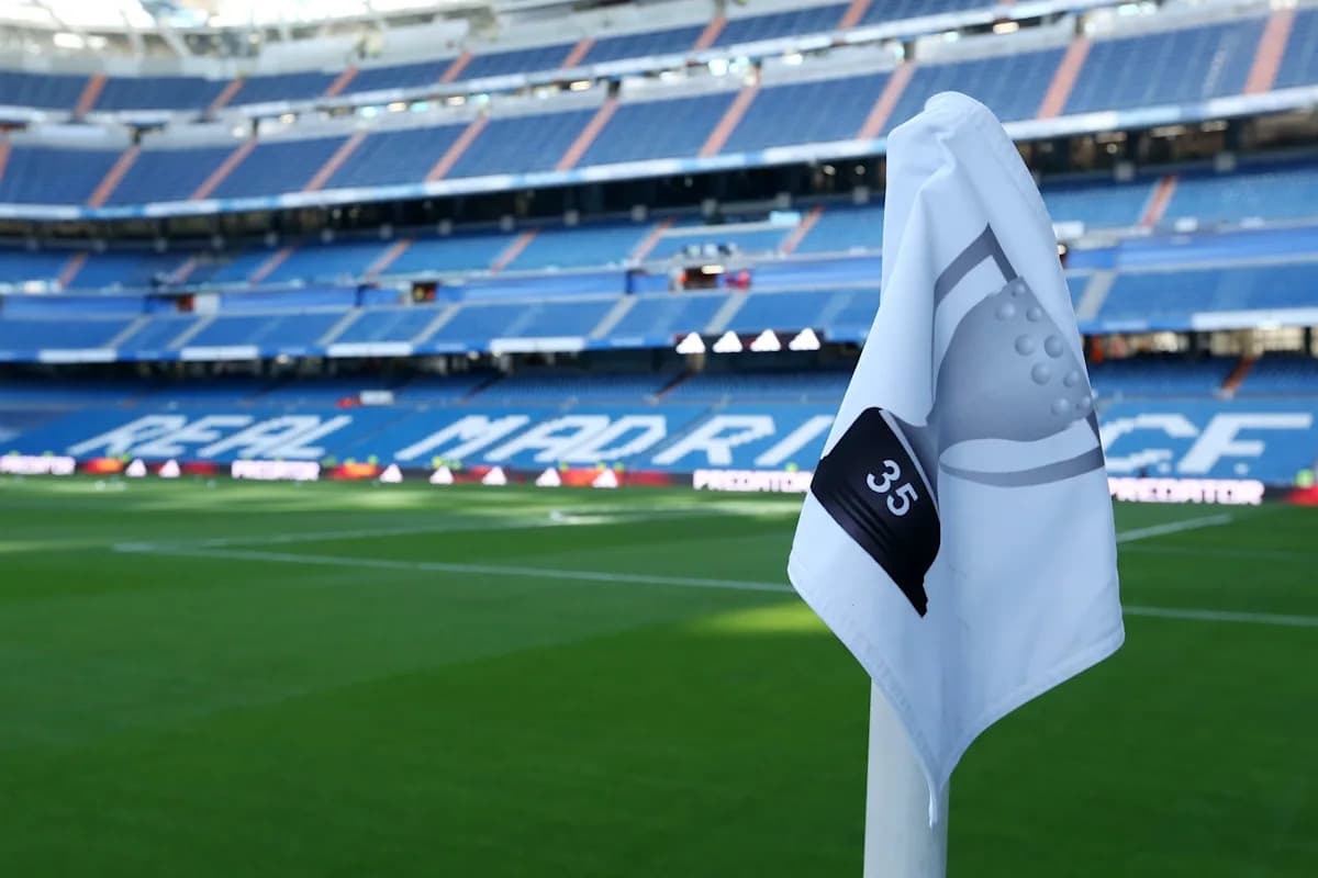 Corner flag at Santiago Bernabéu Stadium with logo Corner flag at Santiago Bernabéu Stadium with logo