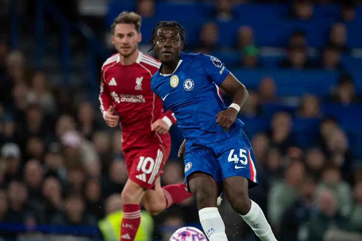 Chelsea player dribbling past Liverpool opponent Chelsea player dribbling past Liverpool opponent