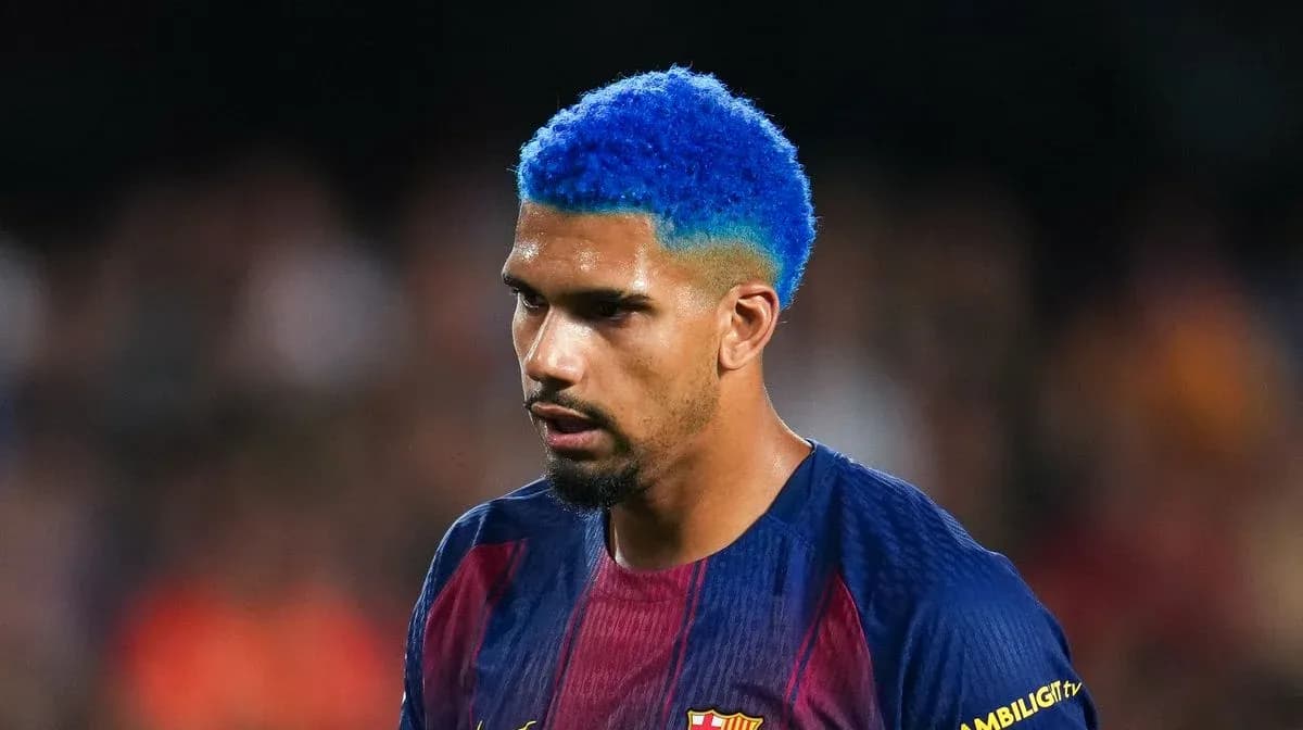 Player with blue hair wearing FC Barcelona jersey Player with blue hair wearing FC Barcelona jersey