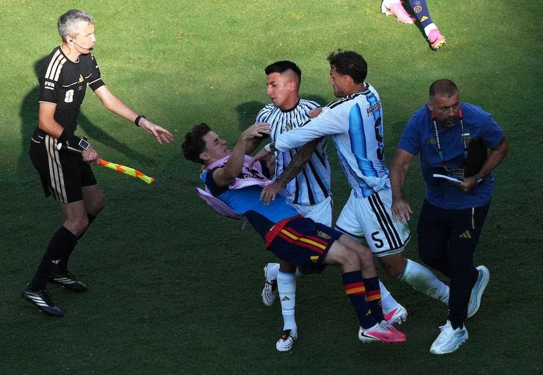 Spain and Argentina players clashing during match Spain and Argentina players clashing during match