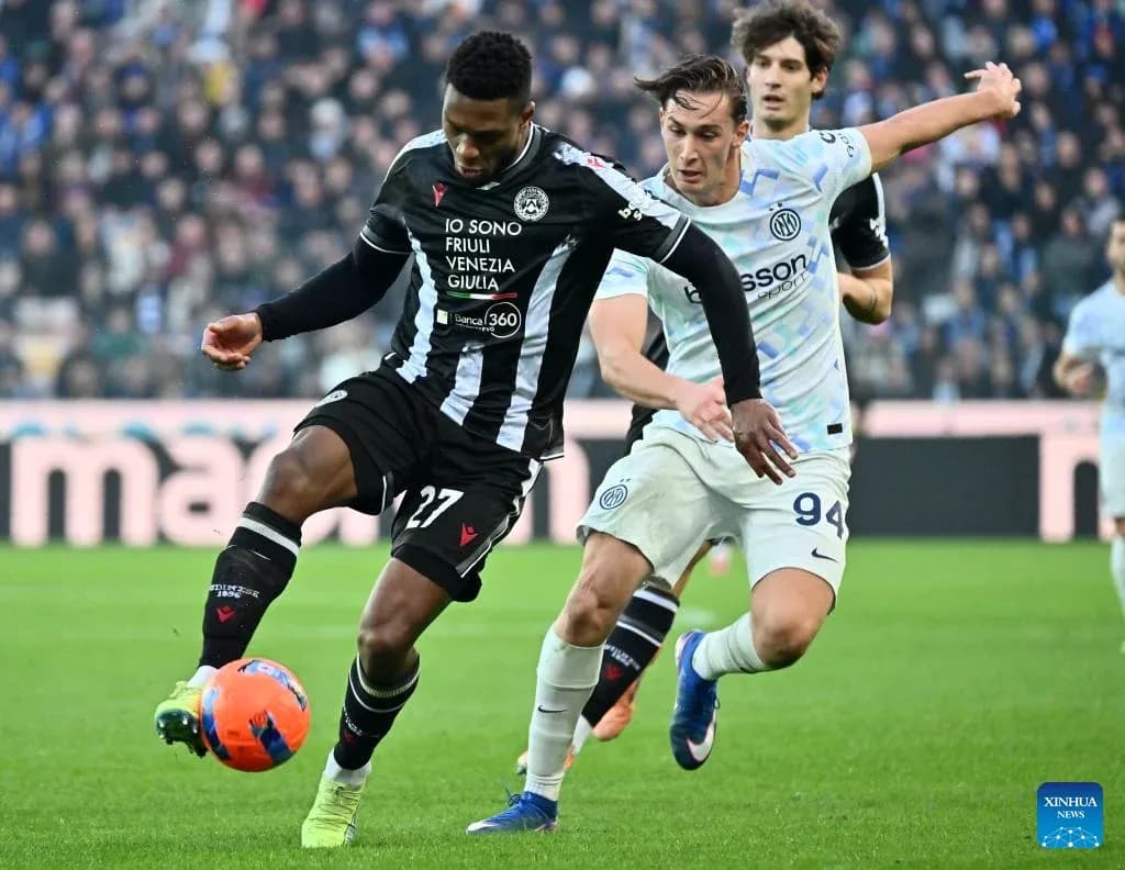 Udinese player challenged by Inter Milan opponent Udinese player challenged by Inter Milan opponent