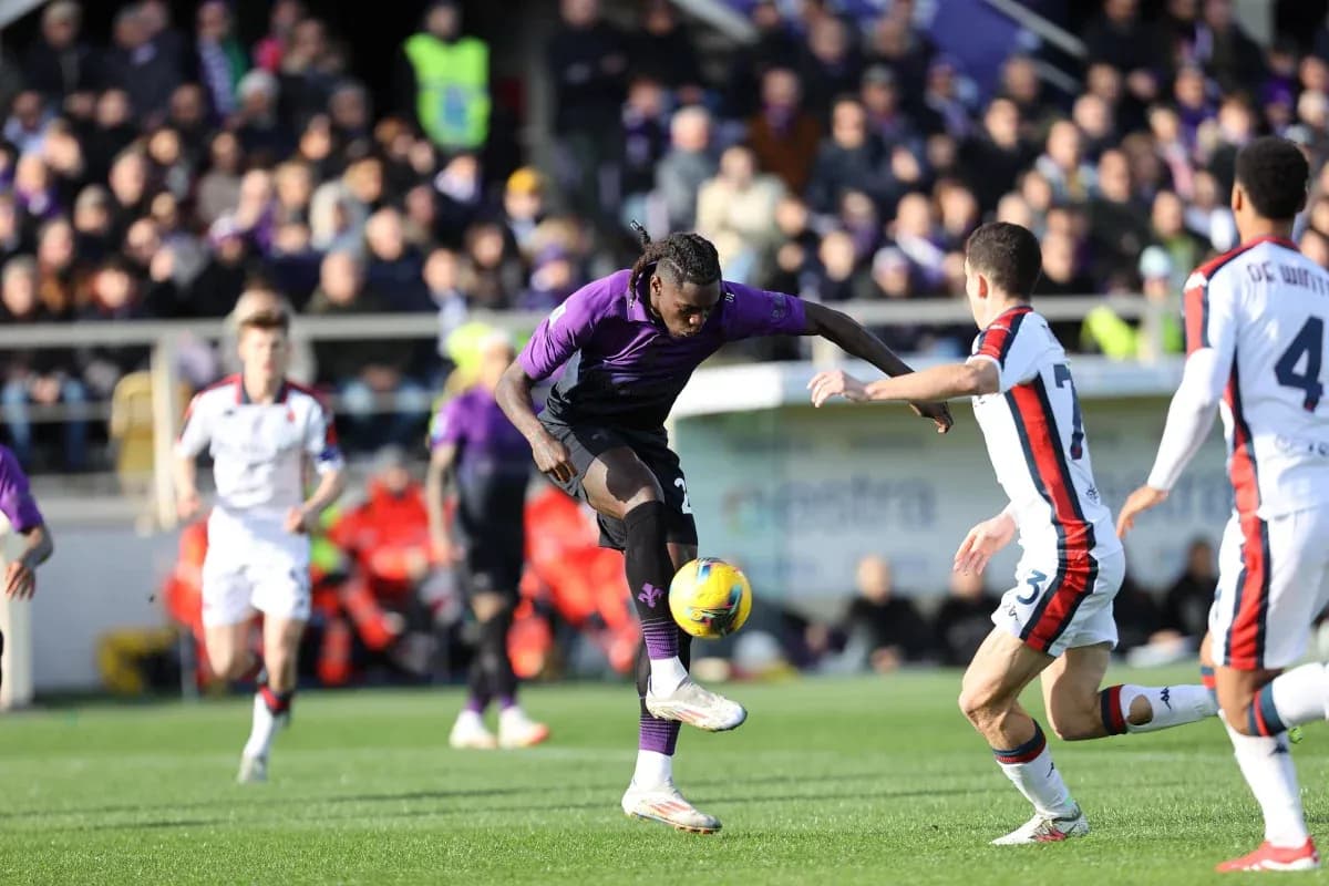 Fiorentina player dribbling during Serie A match Fiorentina player dribbling during Serie A match
