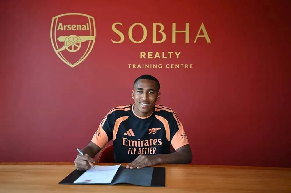 Player signing contract at Arsenal training center Player signing contract at Arsenal training center