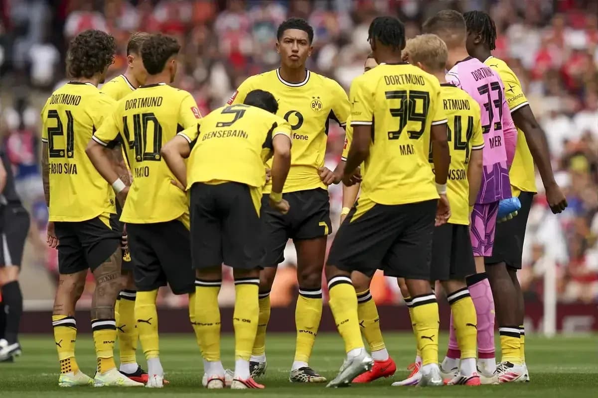 Borussia Dortmund players discussing during a match Borussia Dortmund players discussing during a match