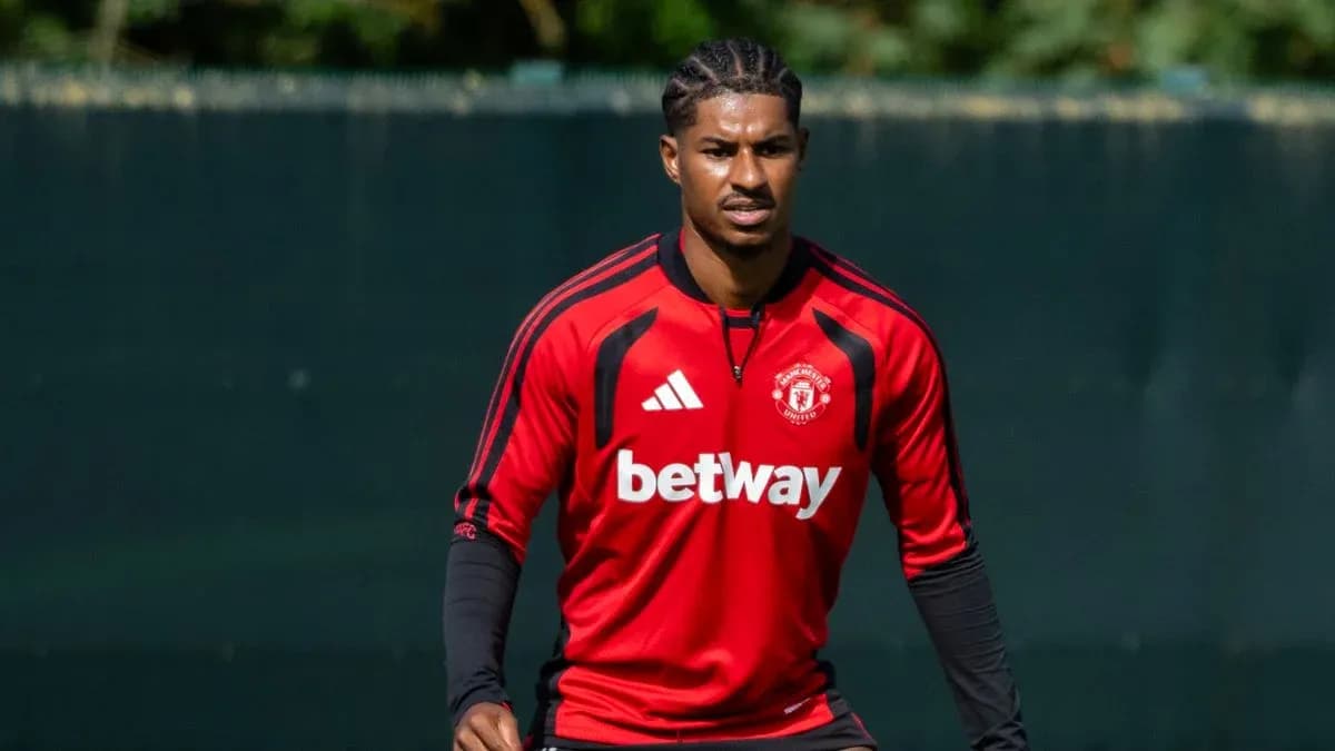 Player training in Manchester United training kit Player training in Manchester United training kit