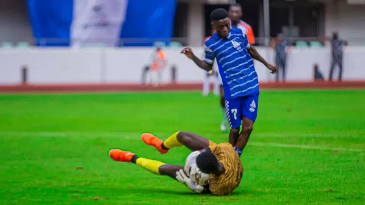 Warri Wolves player challenges Shooting Stars goalkeeper Warri Wolves player challenges Shooting Stars goalkeeper