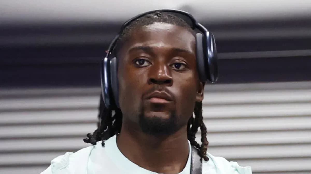 Player wearing headphones, walking in hallway Player wearing headphones, walking in hallway