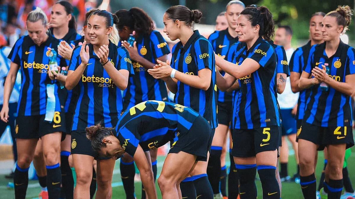 Inter Milano W team celebrating on the field Inter Milano W team celebrating on the field