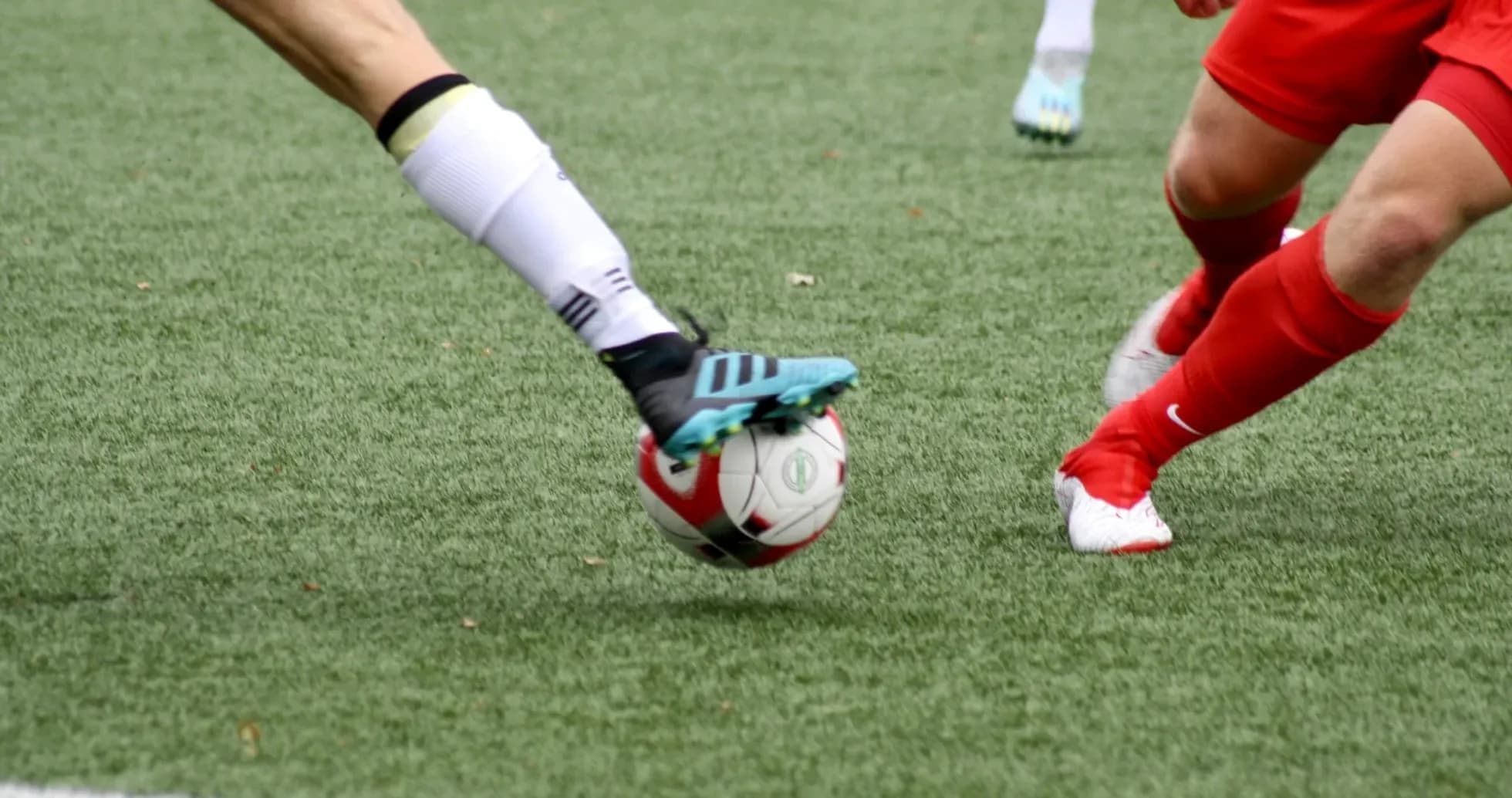 Players competing for the ball during match Players competing for the ball during match