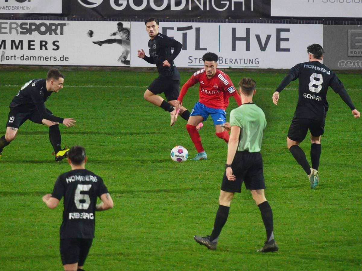Players competing for the ball during Holzheimer SG match Players competing for the ball during Holzheimer SG match