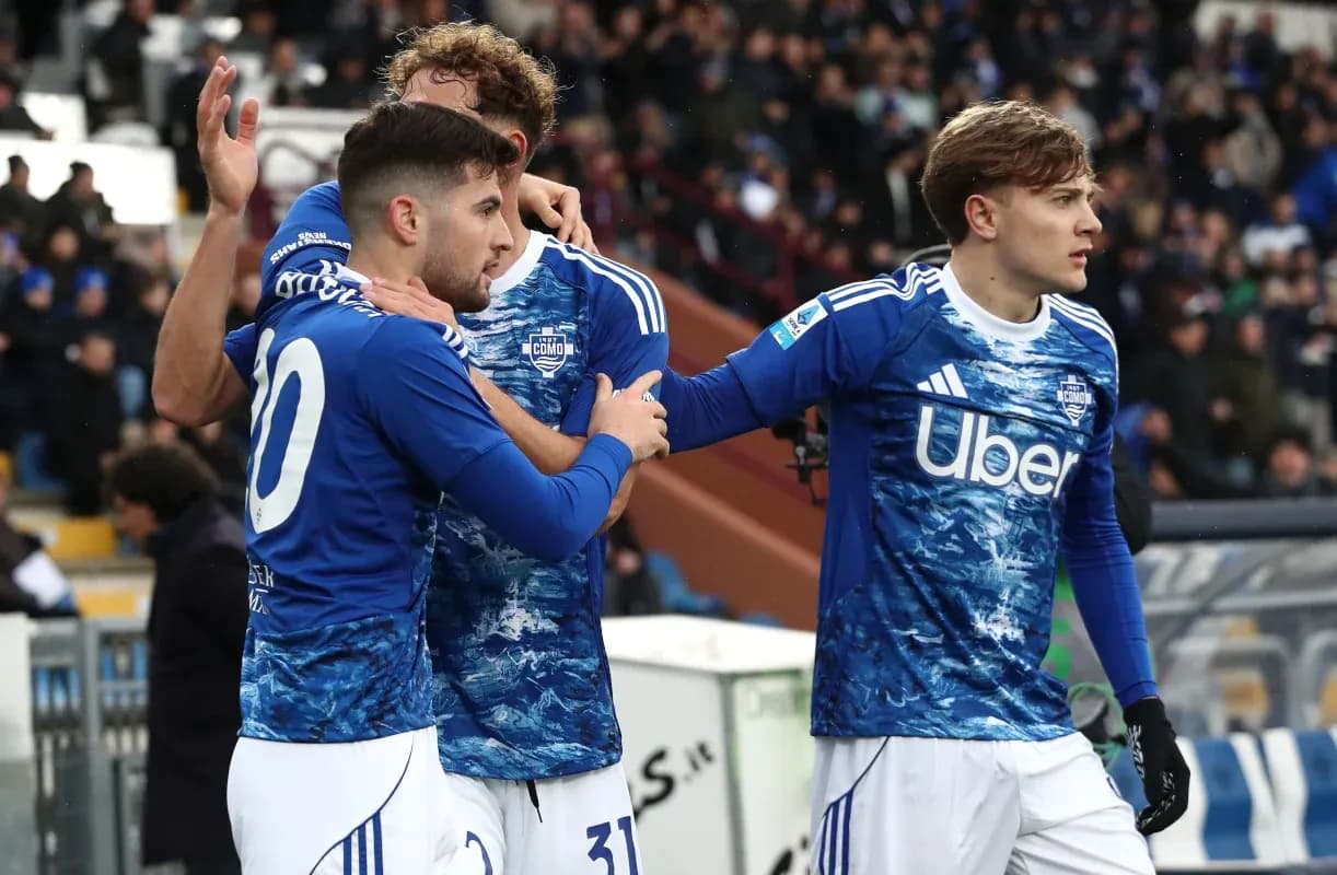 Como players celebrating a goal during match Como players celebrating a goal during match