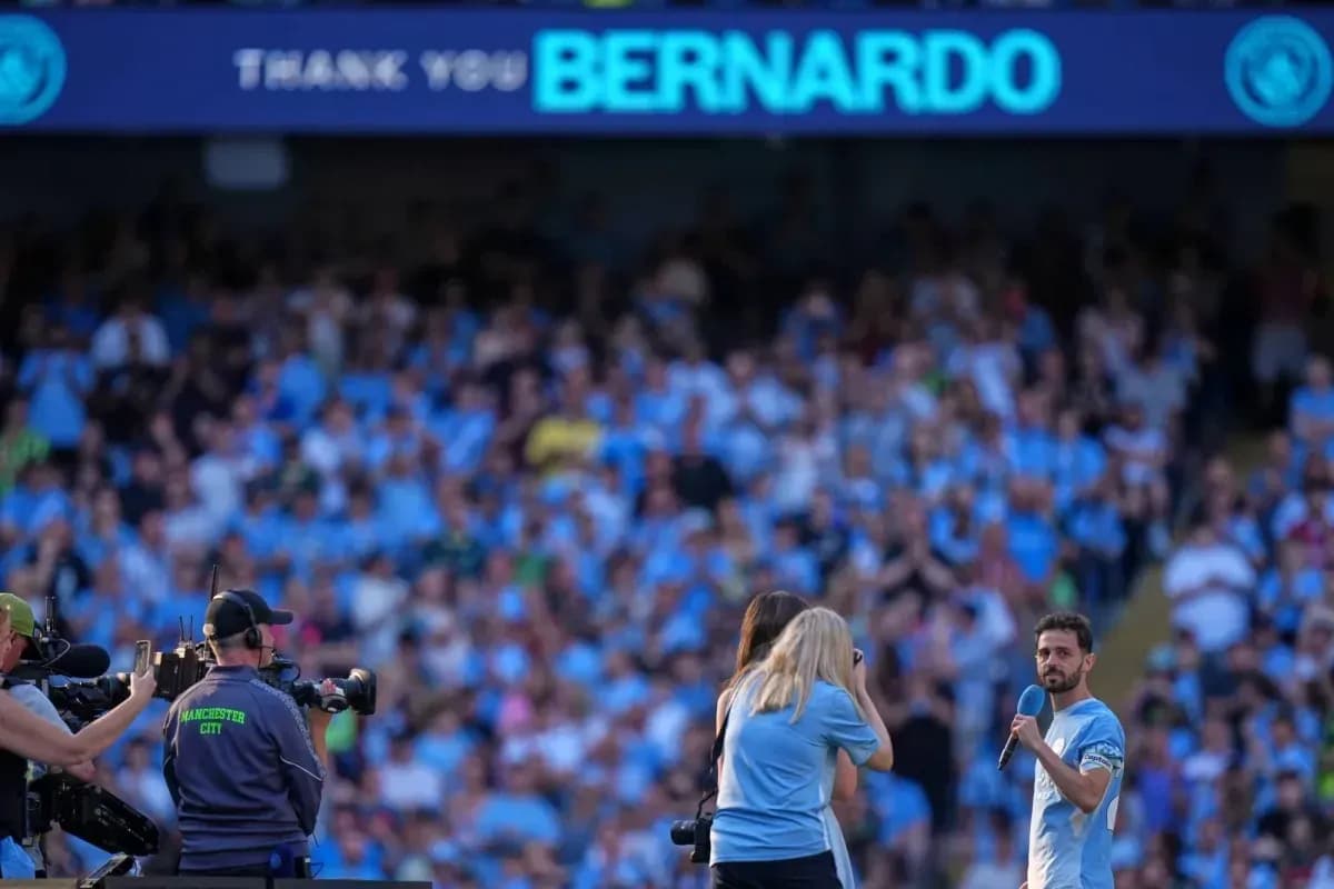 Player speaking to crowd during farewell event Player speaking to crowd during farewell event