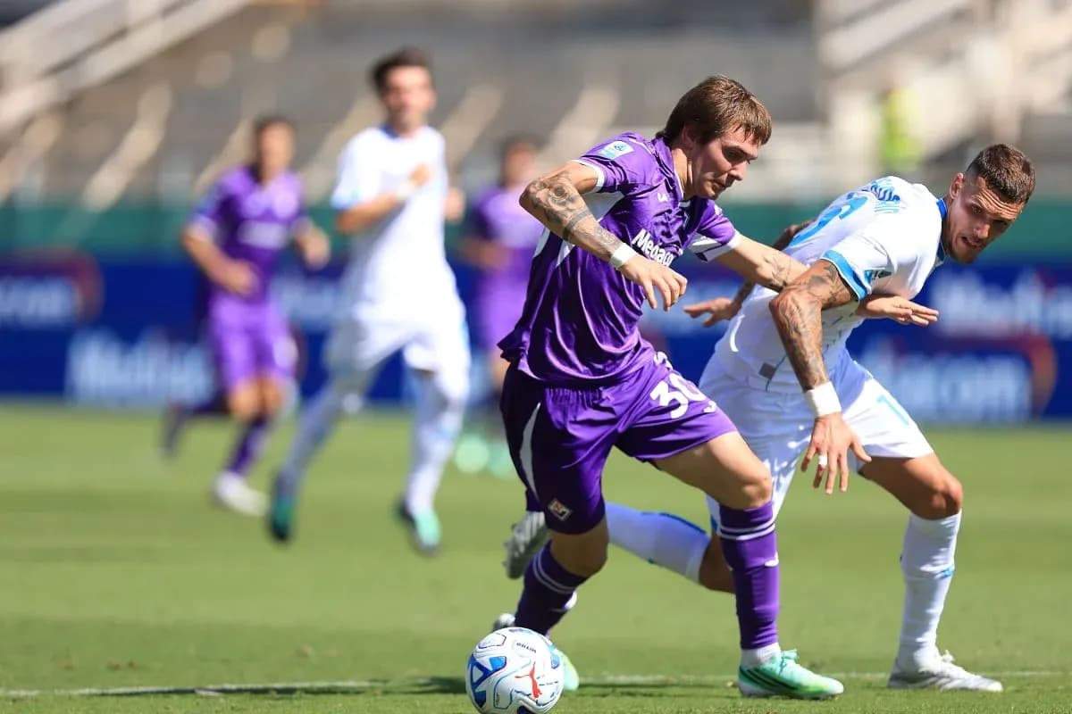 Fiorentina player dribbling against Napoli defender Fiorentina player dribbling against Napoli defender